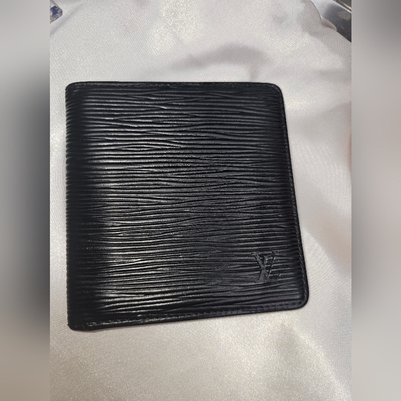 Like New Louis Vuitton Epi Bifold Wallet! - Picture 5 of 16